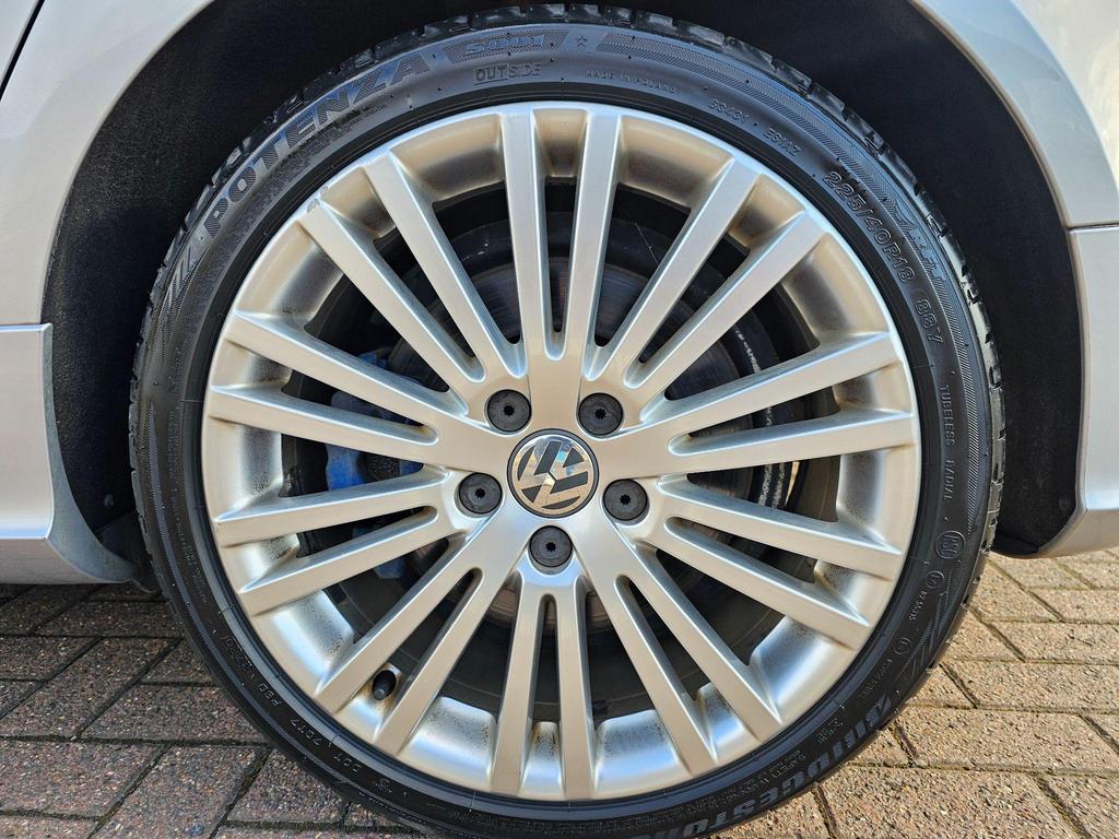 Volkswagen Golf 3.2 V6 R32 DSG 4Motion 5dr